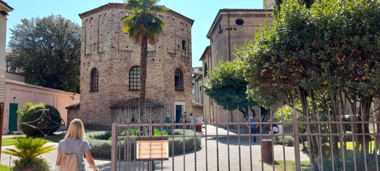 Corte Cavour. Una Mansarda Nel Cuore Della Citta Ravenna Kültér fotó